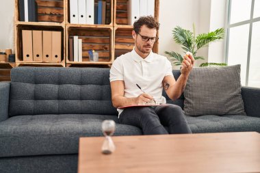 Psikoloji Merkezi 'nde genç Hispanik adam psikolojisi öngörü hapları tedavisi