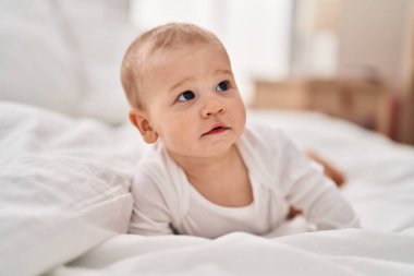 Sevimli çocuk yatak odasında yatakta emekliyor.