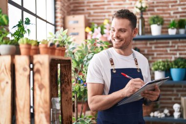 Çiçekçide kendine güvenen genç İspanyol çiçekçi.