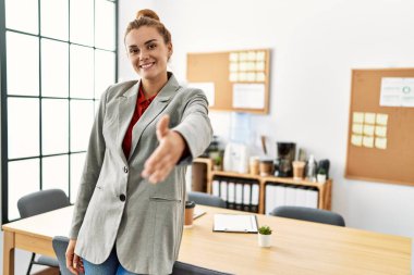 Genç bayan iş işçisi. Ofiste el ele.