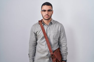 Bavul giyen genç İspanyol adam yüzünde ciddi bir ifadeyle rahatlamış. Basit ve doğal bir şekilde kameraya bakıyorsun.. 