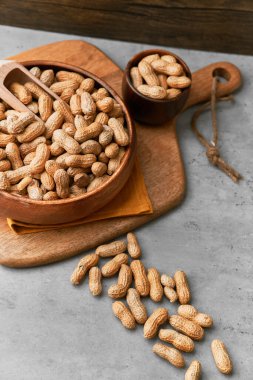 Beton yüzeyde fıstıklı ahşap kaşıklar.