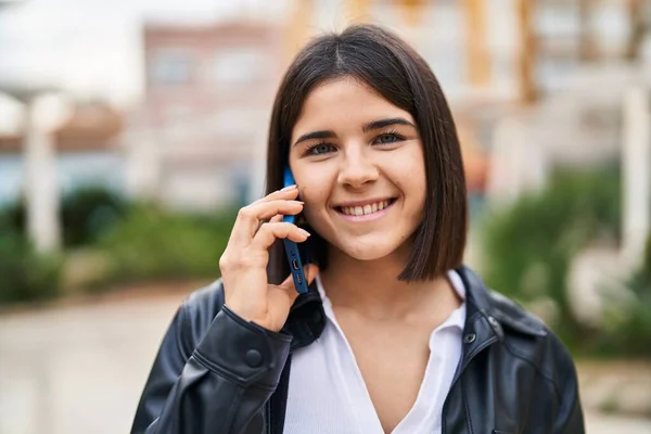 Jonge Mooie Spaanse Vrouw Glimlachend Vol Vertrouwen Praten Smartphone Het — Stockfoto