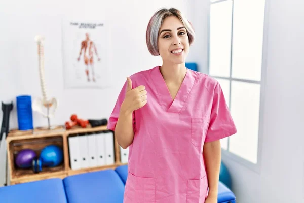 Молода Медсестра Працює Клініці Відновлення Болю Посміхаючись Щасливим Позитивним Великий — стокове фото