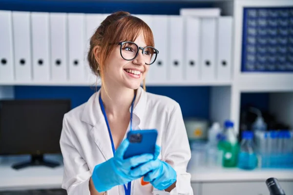 Científica Joven Sonriendo Confiada Usando Smartphone Laboratorio —  Fotos de Stock