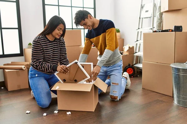 Young Latin Couple Smiling Happy Unboxing Cardboard Box New Home — Stock Photo, Image