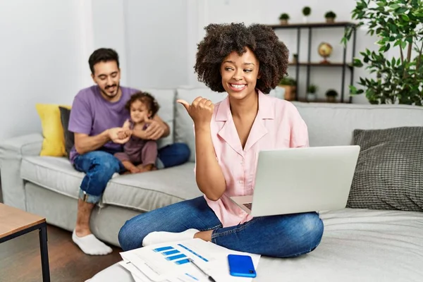 Madre Familia Interracial Trabajando Usando Computadora Portátil Casa Sonriendo Con —  Fotos de Stock