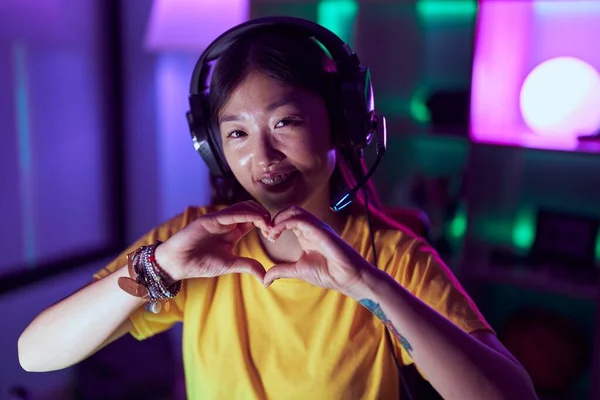 Chinese Vrouw Streamer Met Behulp Van Headset Doen Hart Gebaar — Stockfoto