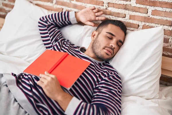 Νεαρός Ισπανός Που Κρατάει Βιβλίο Ξαπλωμένος Στο Κρεβάτι Και Κοιμάται — Φωτογραφία Αρχείου