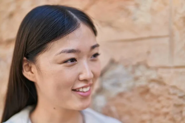 中国女人面带微笑 自信地看着旁边的街道 — 图库照片