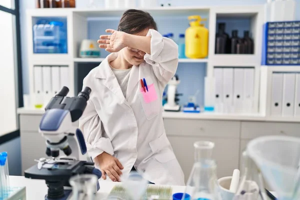 슬프게 보이는 과학자 실험실에서 일하고 스페인 소녀가 있습니다 숨지도 배척하는 — 스톡 사진