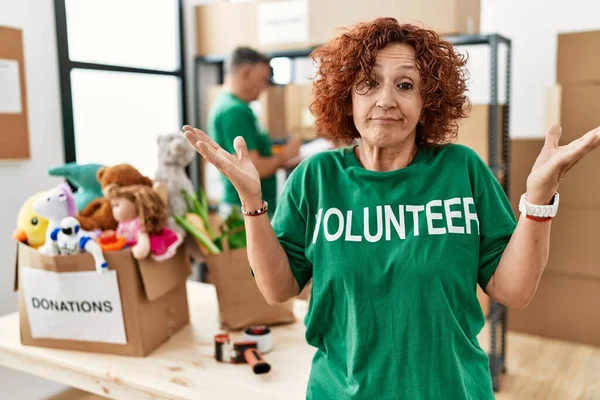 Bağışta Gönüllü Tişört Giyen Orta Yaşlı Bir Kadın Elleri Kolları — Stok fotoğraf
