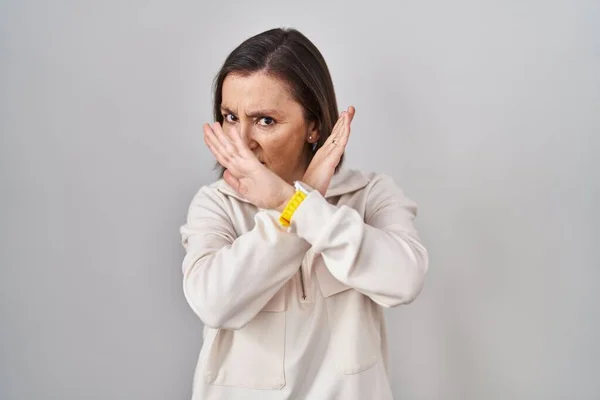 Mujer Hispana Mediana Edad Pie Sobre Aislada Expresión Rechazo Cruzando — Foto de Stock