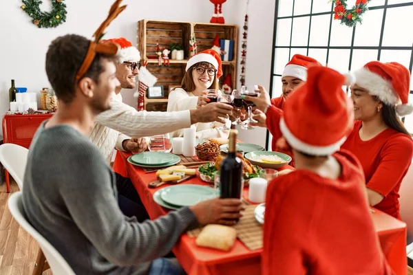 Groep Jonge Mensen Lacht Gelukkig Kerstfeest Toosten Met Wijn Thuis — Stockfoto