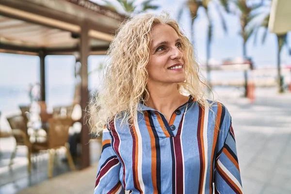 Mujer Rubia Mediana Edad Sonriendo Confiada Caminando Playa —  Fotos de Stock