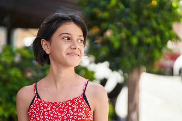 Sevimli Spanyol Kız Gülümsüyor Parkta Kendinden Emin Bir Şekilde Yan — Stok fotoğraf