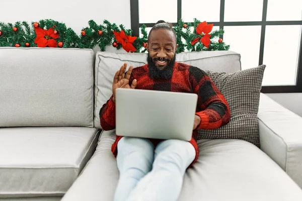 Jong Afrikaans Amerikaans Man Met Video Call Zitten Door Kerst — Stockfoto