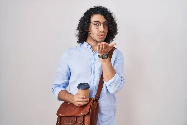 Uomo Ispanico Con Capelli Ricci Bere Una Tazza Caffè Take — Foto Stock