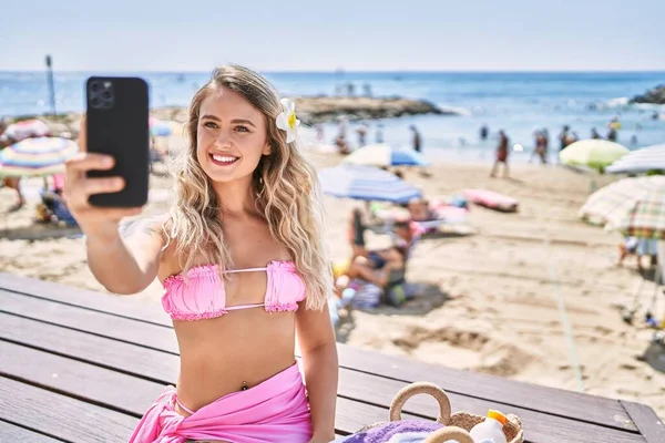 Jeune Fille Blonde Faire Selfie Par Smartphone Assis Sur Banc — Photo