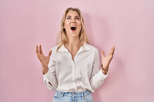 Young Caucasian Woman Wearing Casual White Shirt Pink Background Crazy — Stock Photo, Image