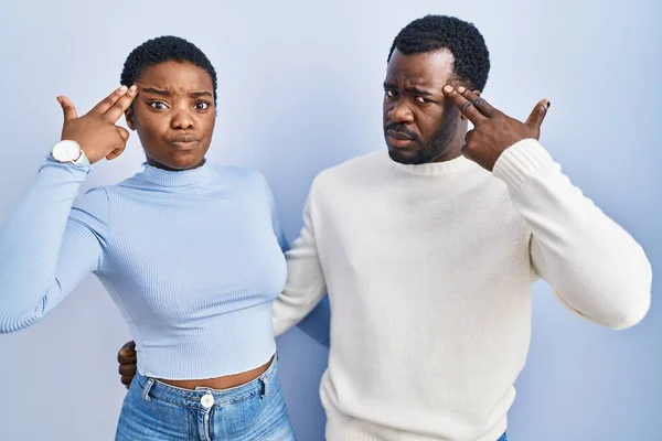 Genç Afro Amerikan Çifti Mavi Arka Planda Durup Ateş Ediyor — Stok fotoğraf
