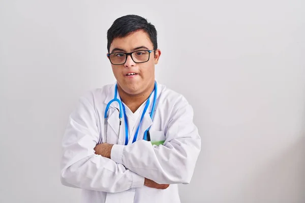 Joven Hombre Hispano Con Síndrome Vistiendo Uniforme Médico Estetoscopio Escéptico — Foto de Stock