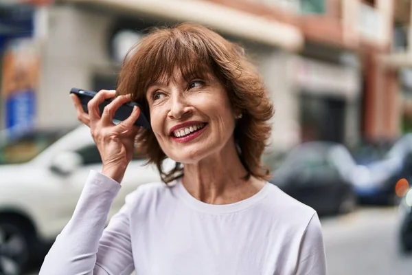 Femme Âge Moyen Souriant Confiant Écoute Message Audio Par Smartphone — Photo