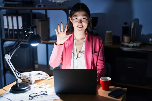 Chinese Young Woman Working Office Night Showing Pointing Fingers Number — Stock Photo, Image