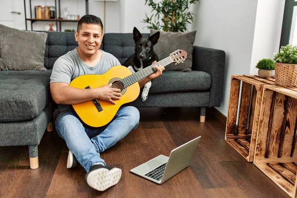 Jovem Hispânico Tendo Onlinr Aula Guitarra Clássica Sentado Chão Com — Fotografia de Stock