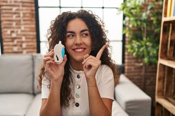 Young Hispanic Woman Using Glucose Meter Smiling Happy Pointing Hand — Stockfoto