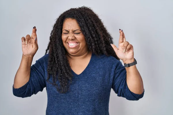 Size Hispanic Woman Standing White Background Gesturing Finger Crossed Smiling — Stock Photo, Image