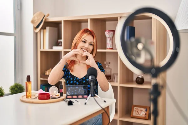 Mulher Branca Jovem Aplicando Maquiagem Fazendo Tutorial Sorrindo Amor Mostrando — Fotografia de Stock