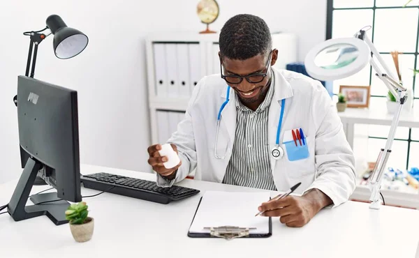 Junger Afrikanisch Amerikanischer Mann Arztuniform Hält Tabletten Klinik — Stockfoto