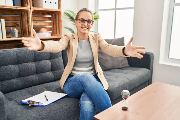 Young Woman Working Consultation Office Looking Camera Smiling Open Arms — Stock Photo, Image