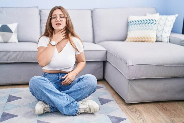 Junge Kaukasische Frau Sitzt Auf Dem Boden Wohnzimmer Und Berührt — Stockfoto
