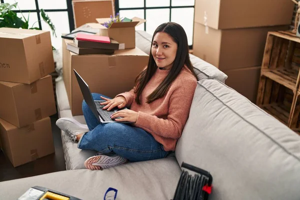 Young Hispanic Woman Using Laptop Sitting Sofa New Home — Foto de Stock