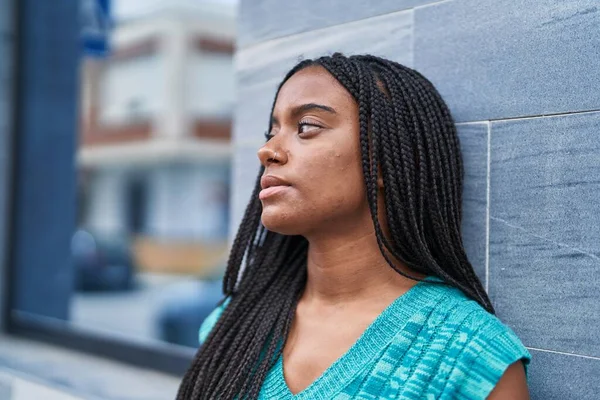 Afričanky Americká Žena Stojící Uvolněným Výrazem Ulici — Stock fotografie