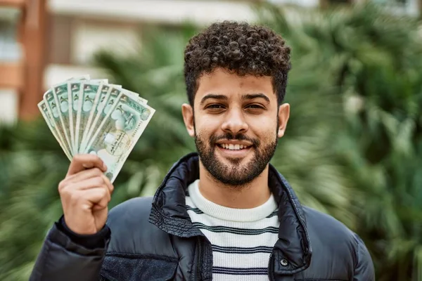 Hombre Árabe Joven Sosteniendo Billetes Dirham Los Emiratos Árabes Unidos —  Fotos de Stock