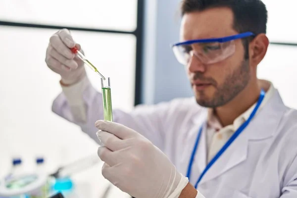 Jovem Cientista Hispânico Medindo Líquido Laboratório — Fotografia de Stock