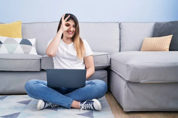 Genç Esmer Kadın Dizüstü Bilgisayarını Kullanarak Yerde Oturuyor Gülümsüyor Gülümsüyor — Stok fotoğraf