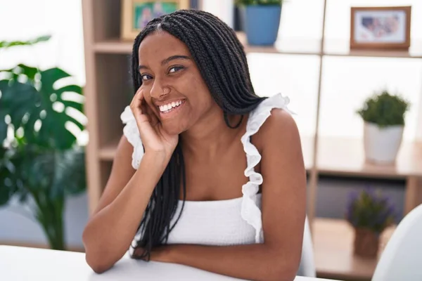 Mujer Afroamericana Sonriendo Confiada Sentada Mesa Casa —  Fotos de Stock