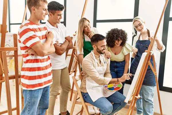 Grupo Personas Sonriendo Feliz Mirando Sorteo Pareja Estudio Arte —  Fotos de Stock