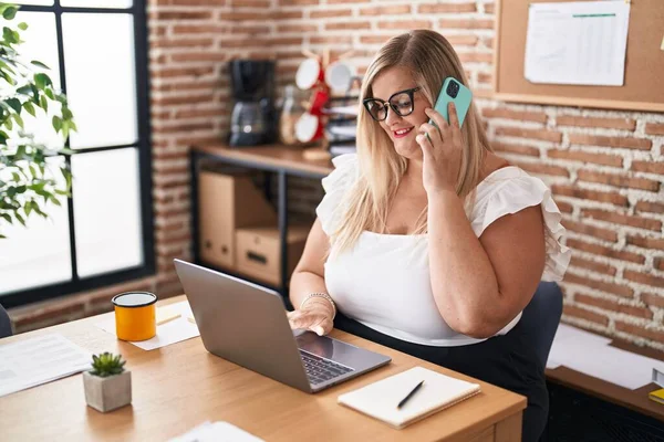 Young Woman Business Worker Using Laptop Talking Smartphone Office — Stock Photo, Image