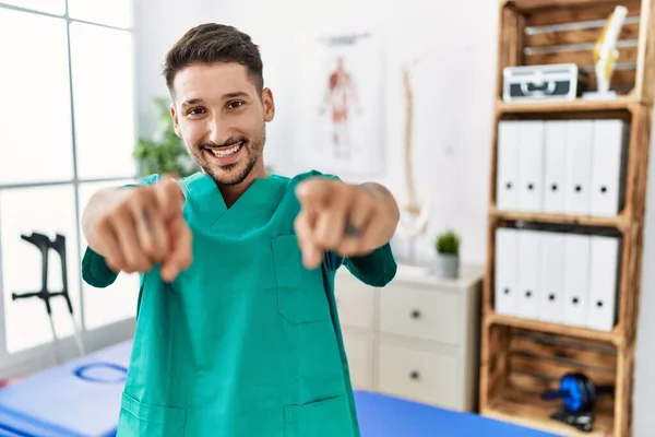 Junger Physiotherapeut Der Der Schmerzklinik Arbeitet Zeigt Mit Den Fingern — Stockfoto