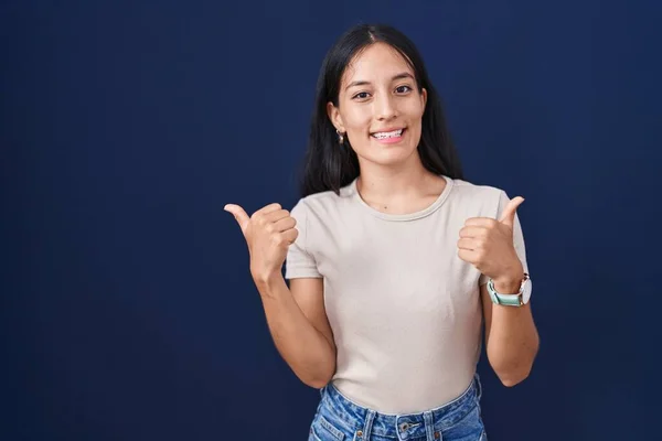 Mulher Hispânica Jovem Sobre Azul Sinal Sucesso Fundo Fazendo Gesto — Fotografia de Stock