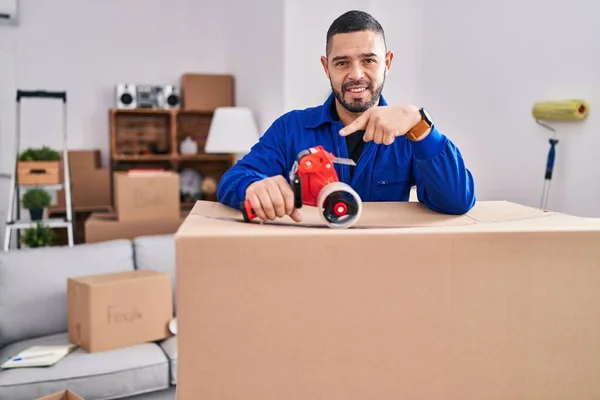 Spaanse Man Die Bezig Met Het Verplaatsen Van Pakband Glimlachend — Stockfoto