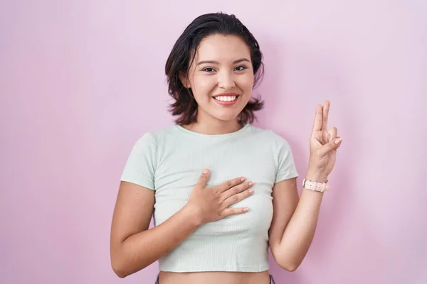 Hispanic Young Woman Standing Pink Background Smiling Swearing Hand Chest — 图库照片