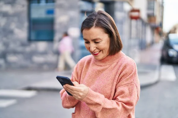 Μέση Ηλικία Γυναίκα Χαμογελώντας Αυτοπεποίθηση Χρησιμοποιώντας Smartphone Στο Δρόμο — Φωτογραφία Αρχείου