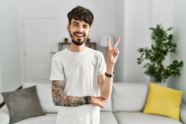 Spaanse Man Met Baard Woonkamer Thuis Glimlachend Met Een Vrolijk — Stockfoto