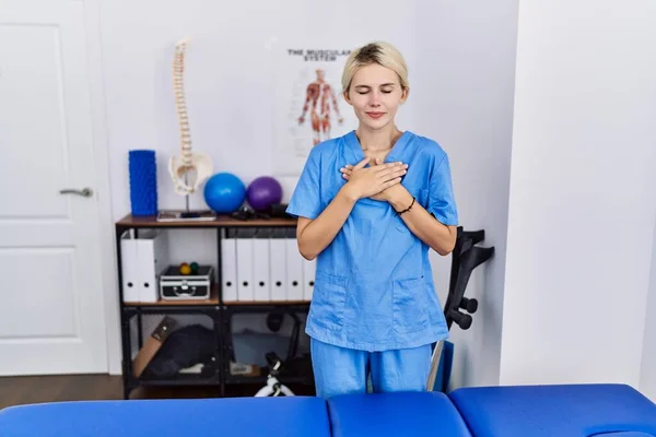 Ung Sjukgymnast Kvinna Som Arbetar Smärta Återhämtning Klinik Ler Med — Stockfoto